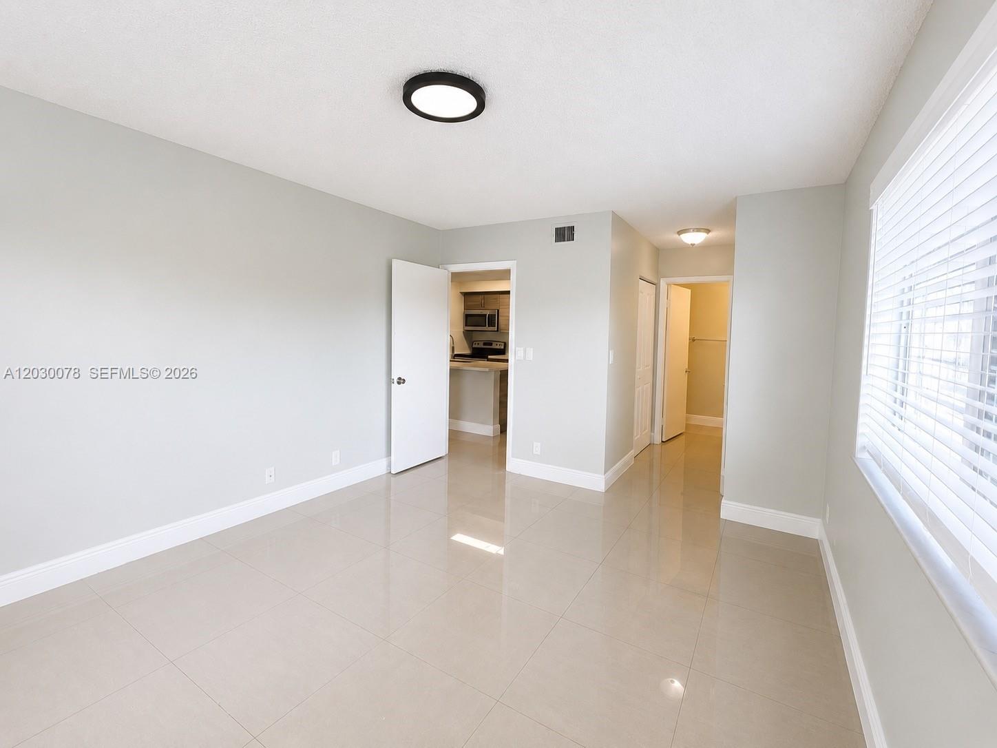LEXINGTON ON THE GREEN CO - Residential Lease
