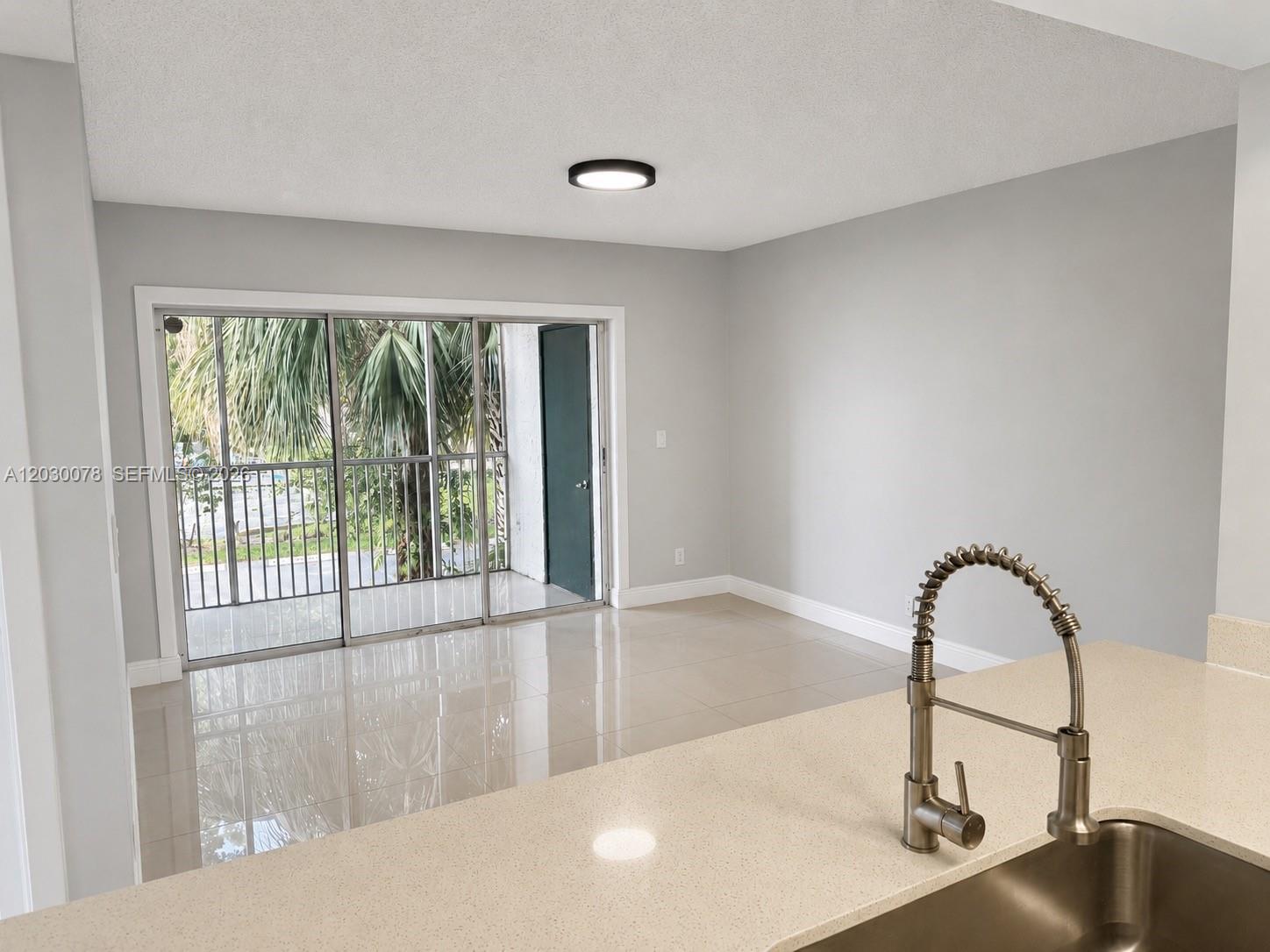 LEXINGTON ON THE GREEN CO - Residential Lease