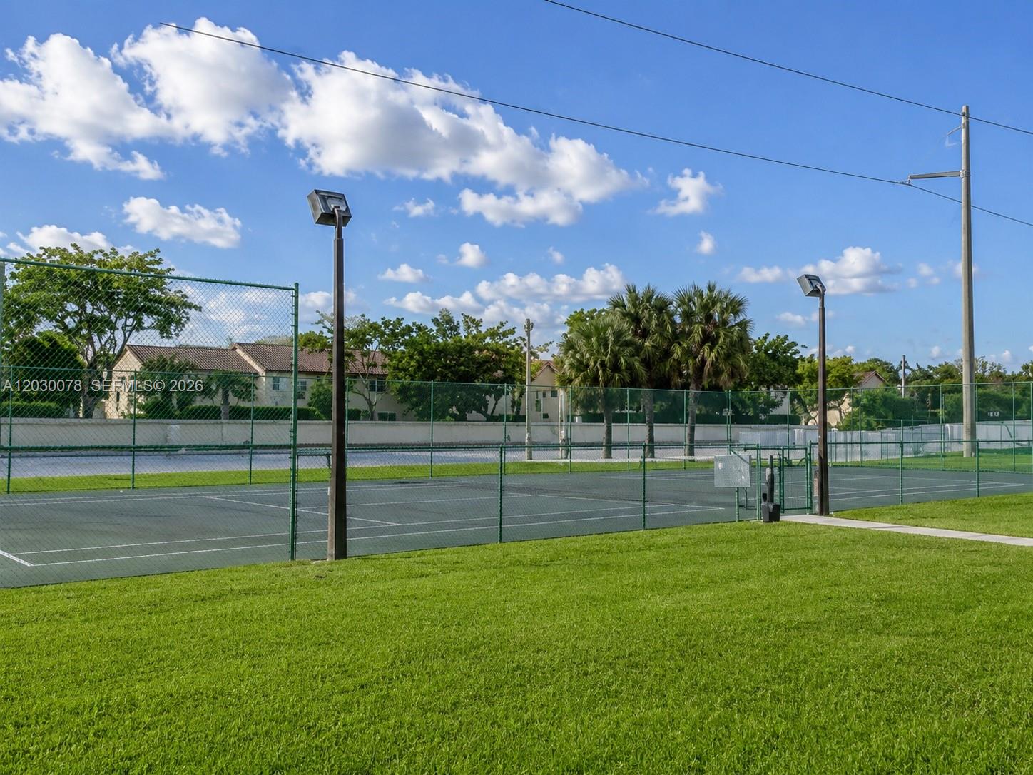 LEXINGTON ON THE GREEN CO - Residential Lease