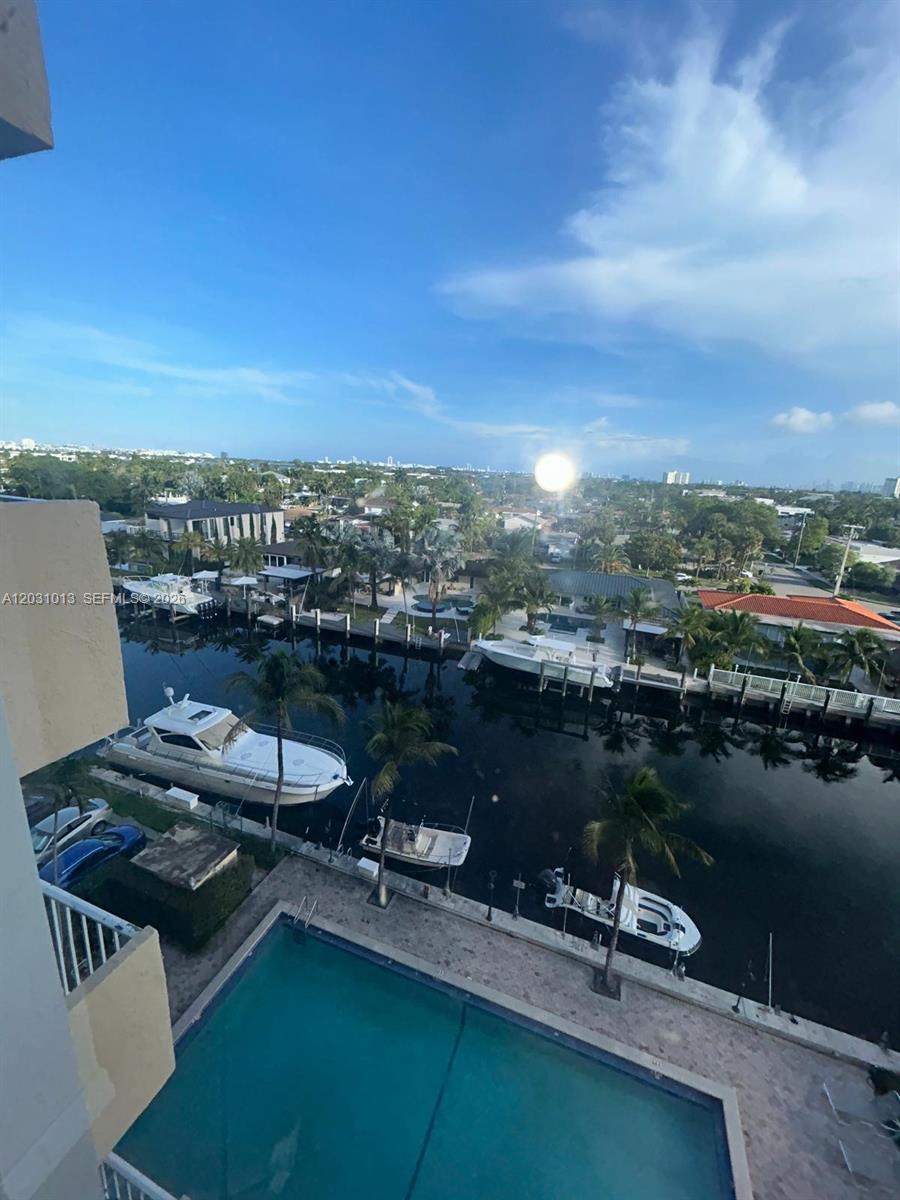 LOCATION, LOCATION, LOCATION!!! SPECTACULAR WATER VIEW!!! BIG WALK IN CLOSET , VERY NICE POOL FACING THE CANAL, GYM AND SAUNA, PARKING WITH ACCESS CONTROL. MINUTES FROM FIU. WALKING DISTANCE TO STARBUCKS, JAMBA JUICE, SHOPPING, SUPERMARKET, RESTAURANTS AND MUCH MORE, LA VIDA ES BELLA!!!! EZ TO SHOW.