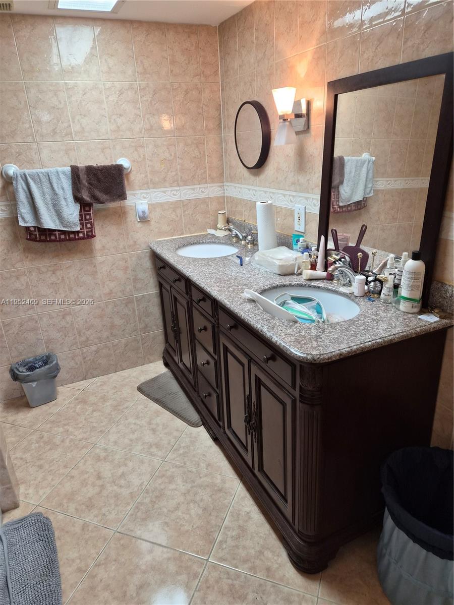 RENOVATED 2 BEDROOM 2 BATHROOM CONDO WITH WATER VIEW AND NICE SIZE ROOMS. COMMUNITY FOR OLDER ADULTS. LOCATE NEAR TURNPIKE, SHOPPING AND HOUSES OF WORSHIP. WELL KEPT BUILDING. MONTHLY FEE THAT COVERS, ELEVATOR, POOL, CLUBHOUSE, OUTSIDE LAWN CARE AND BUILDING INSURANCE