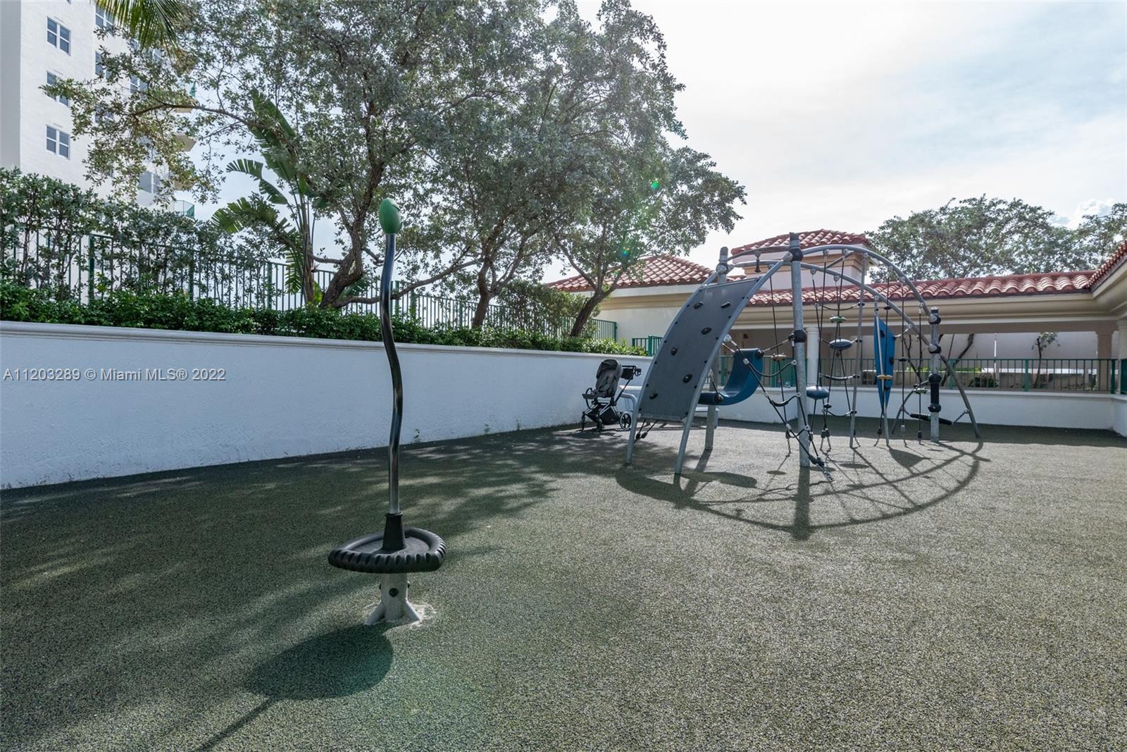 TURNBERRY VLG NO TOWER CO - Residential Lease