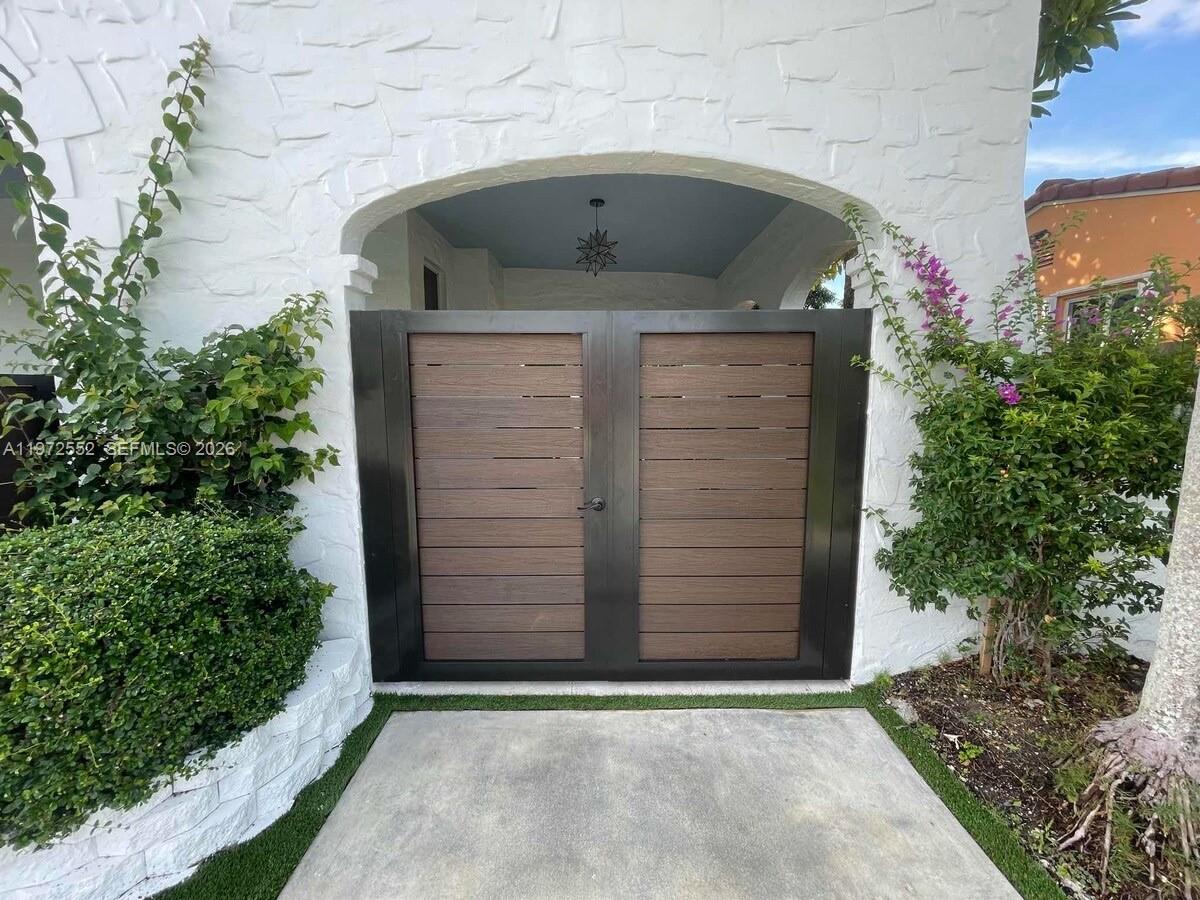 TAMIAMI HIGHLANDS - Residential