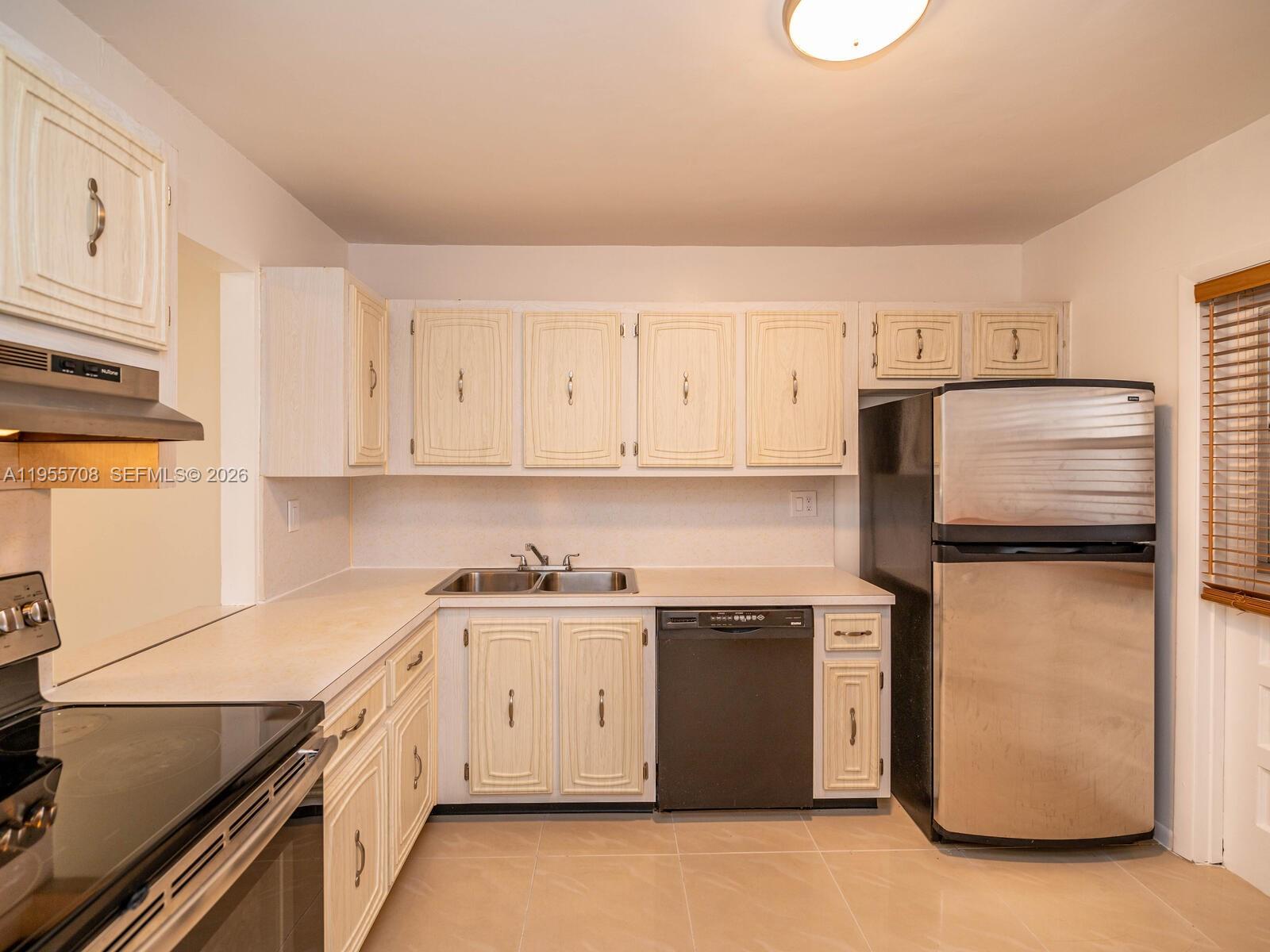 ARROWHEAD CONDO NO IX - Residential