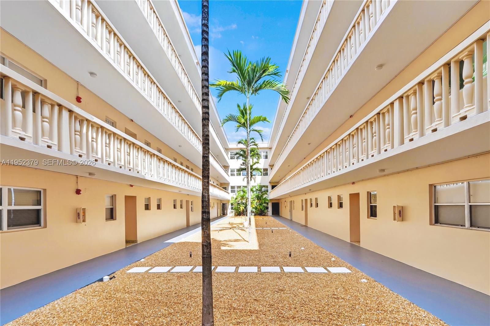 FOURTH GULFSTREAM GARDEN - Residential