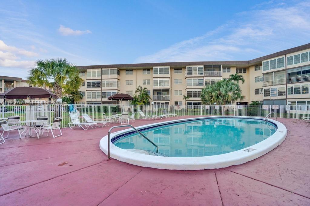 LAUDERDALE OAKS CONDO III - Residential