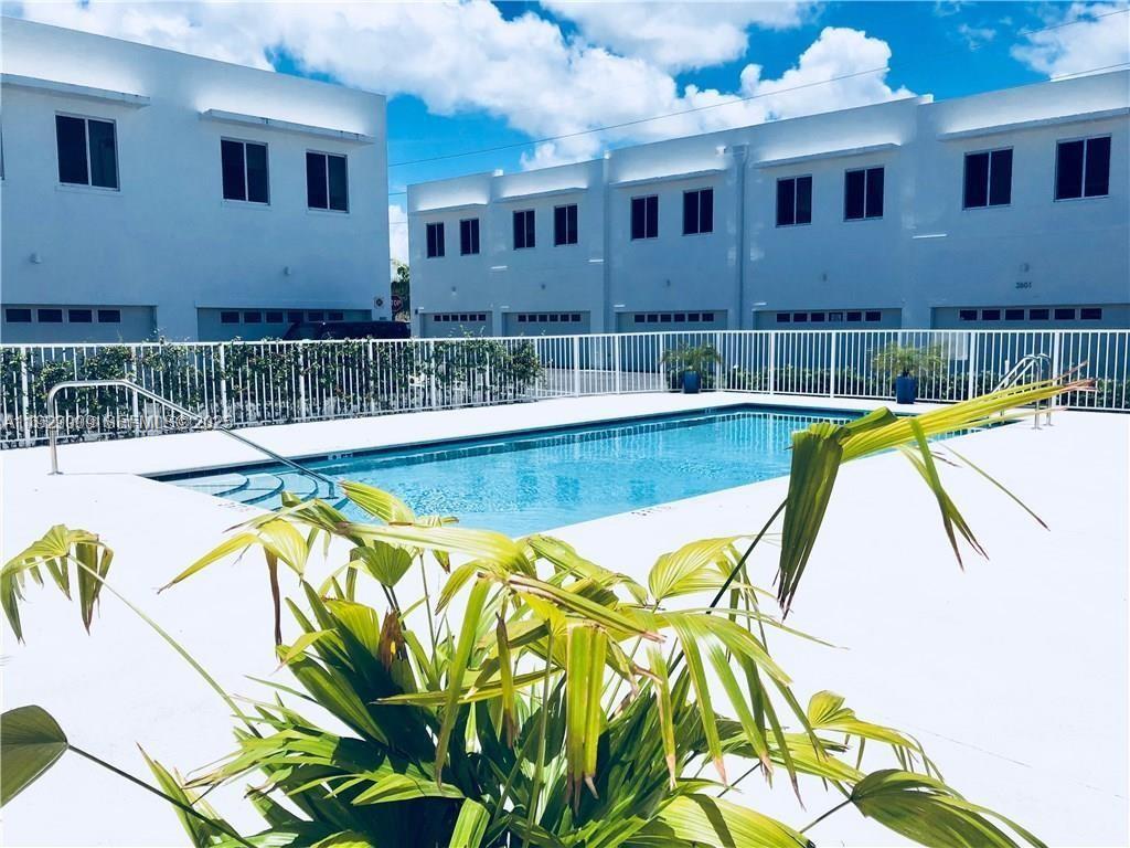 Very Nice  Penthouse Condo , Open  Floorplan 2 bed 2 bath  plus Den enclosed, modern kitchen , modern split and baths , The larger unit in the building and balcony . unit is rented dor 2500