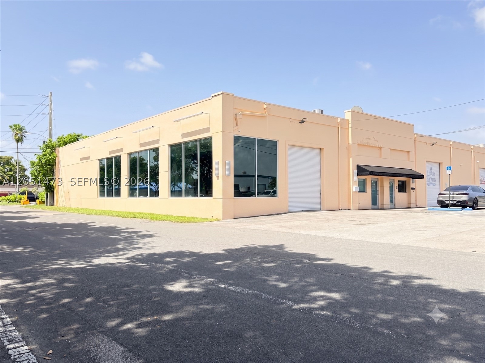 Commercial Space for Lease: Corner Unit #1036
This 4,000 sq. ft. air-conditioned warehouse includes office space. It is suitable for a variety of uses, including automotive, marine, showroom, light industrial, storage, and more. There is ample parking available, and the location offers easy access to I-95 and nearby airports, as well as proximity to shopping centers.