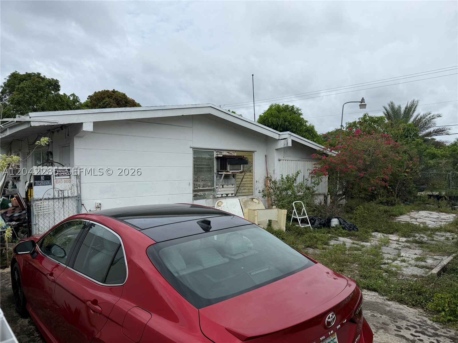 Investor special in beautiful neighborhood near NMB.. Large corner lot. ¡No HOA! Room for RV or boat parking. Needs work but has lots of potential. Close to I-95 & Turnpike. Close to parks, schools, minutes to the beach. Don't miss this rehab opportunity. Cash buyers only due to condition.