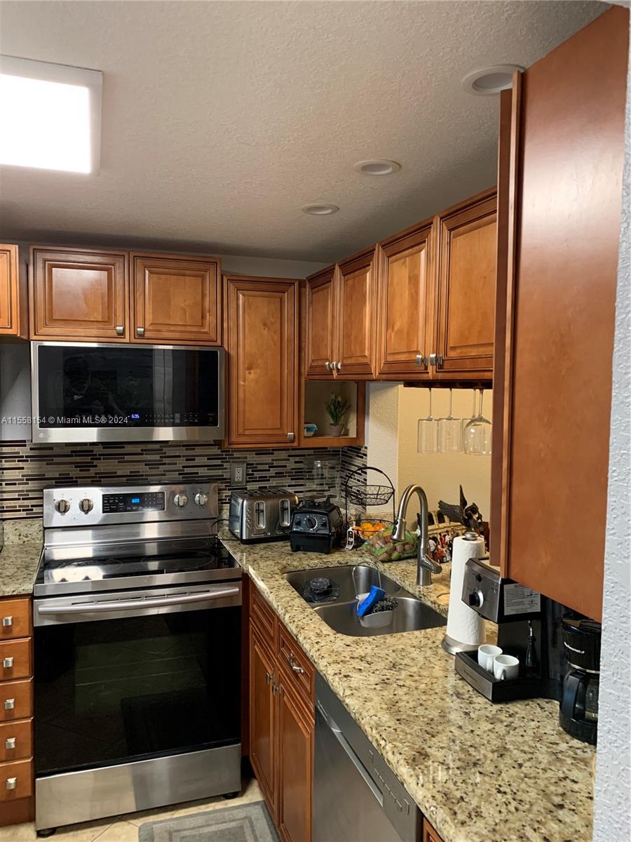 LIME BAY CONDOMINIUM 3 - Residential Lease