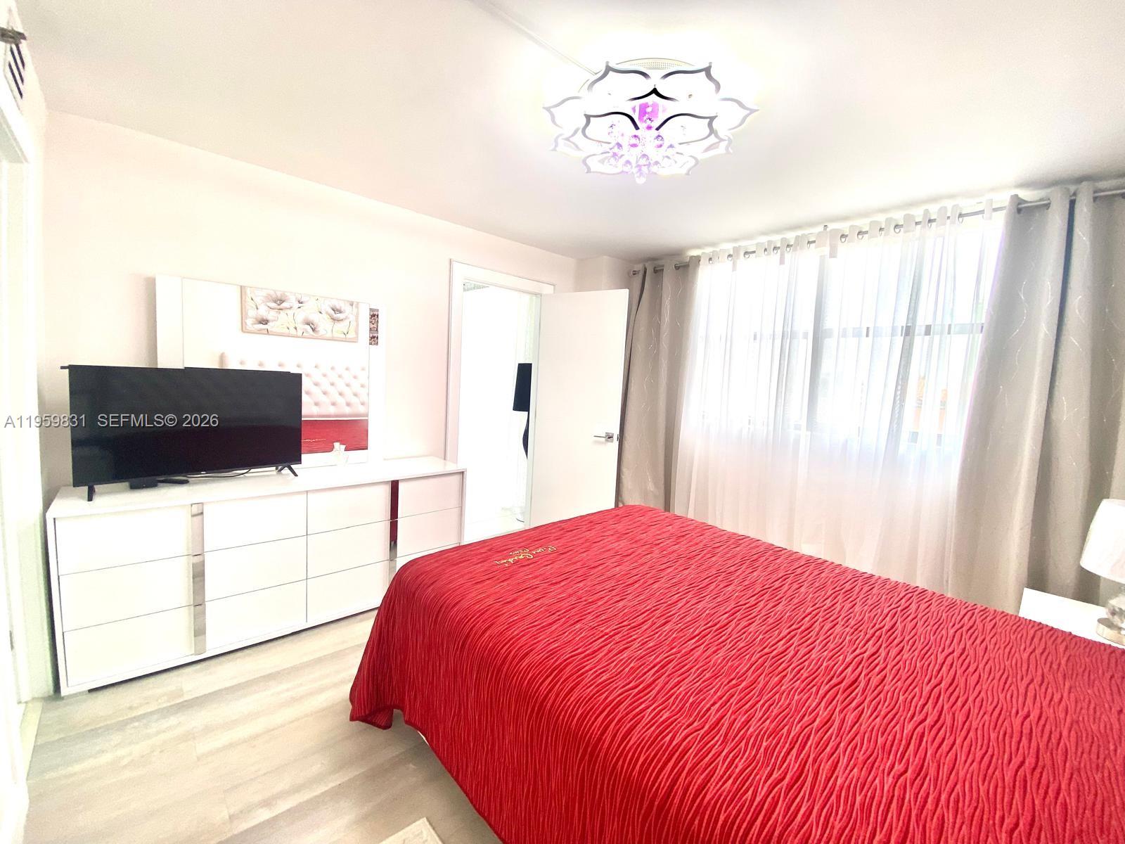 WINSTON TOWERS 600 CONDO - Residential