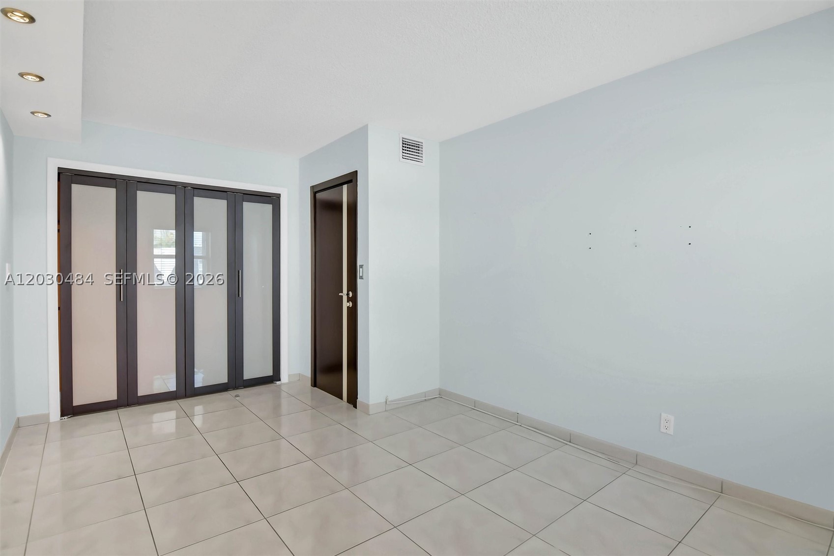 TOWNHOUSES OF VENETIAN PA - Residential