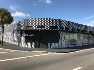 Available Showroom, retail for Rent in a Well-Established Studio Complex

Enjoy an all-inclusive rental that covers all expenses. Simply bring your artwork or studio setup and begin your creative journey. Located in the vibrant 7th Avenue Corridor, a thriving area close to Wynwood, Midtown, and the Design District. Visit  Arthood56 for more details. No key money required.
