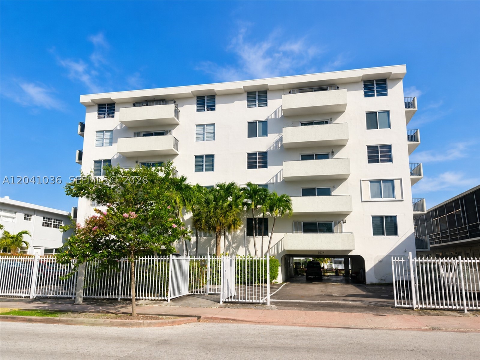 CREEK TOWERS & YACHT CLUB - Residential