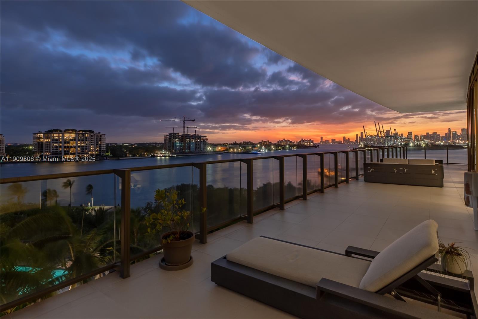 APOGEE CONDO - Residential