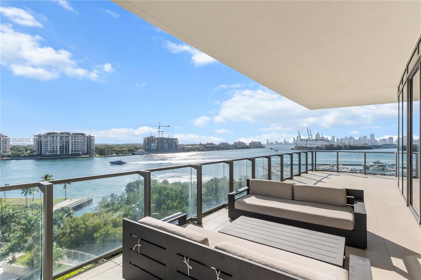 APOGEE CONDO - Residential