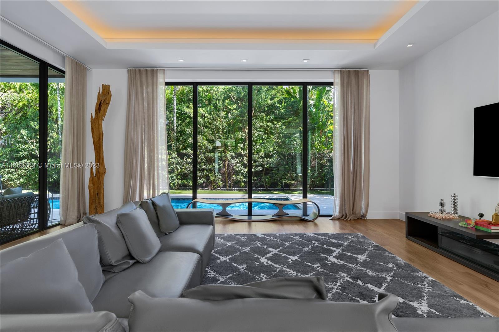 COCONUT GROVE MANOR - Residential