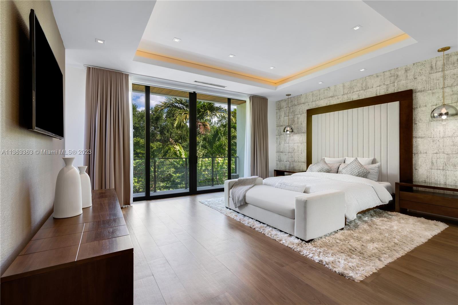 COCONUT GROVE MANOR - Residential