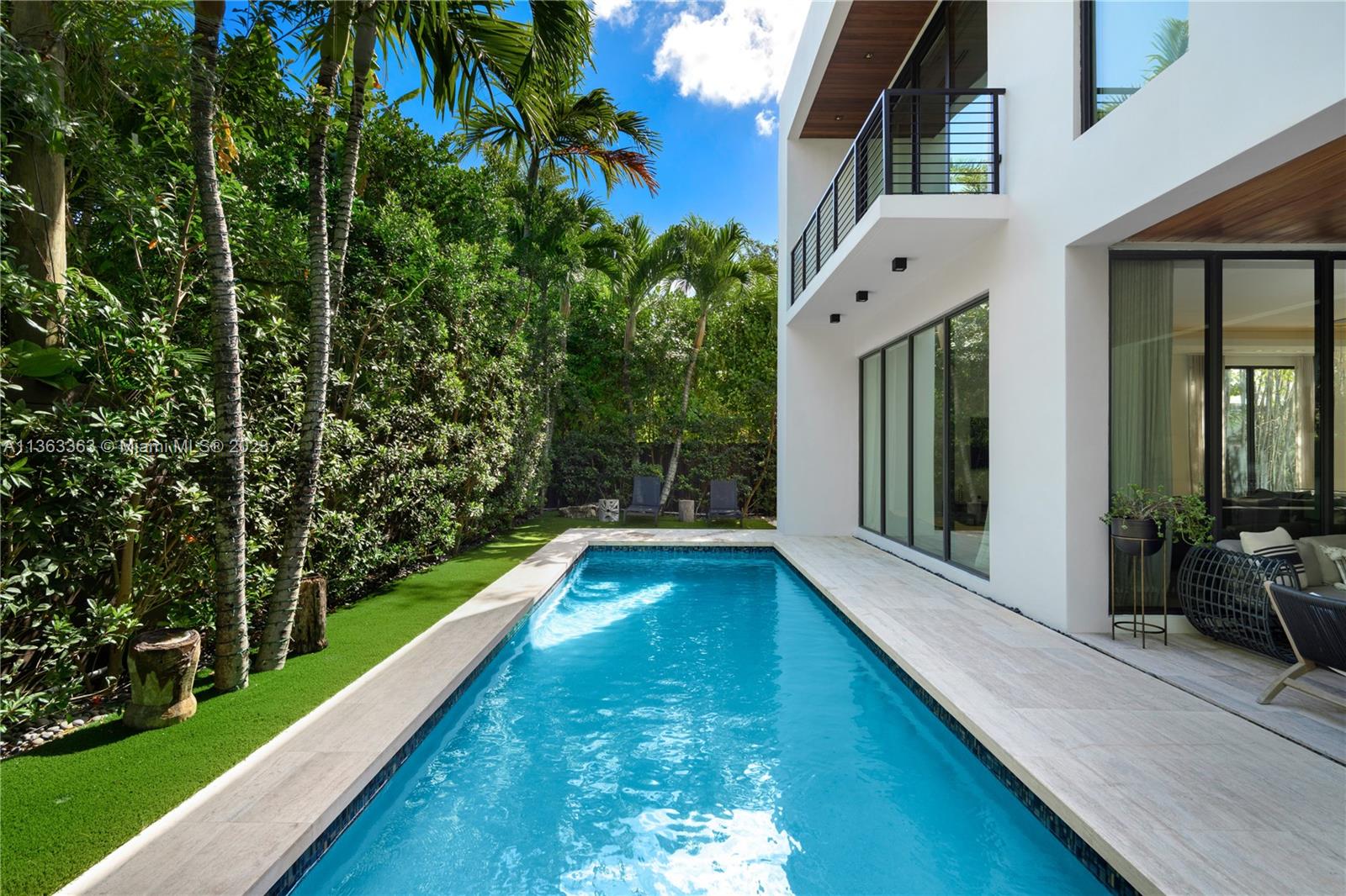 COCONUT GROVE MANOR - Residential