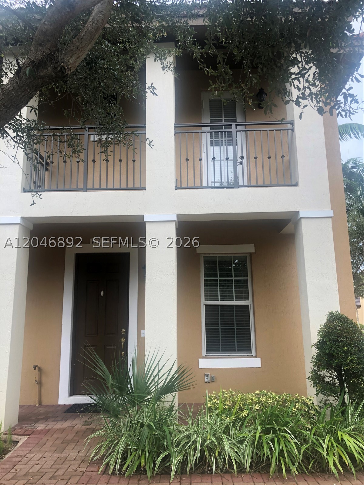 Beautifully renovated corner townhouse featuring 3 bedrooms and 2.5 bathrooms.  This bright and spacious home offers a modern-open concept layout with abundant natural light, a fully equipped and updated kitchen with contemporary finishes, renovated bathrooms, and stylish flooring throughout.  The corner location provides added privacy and extra outdoor space.  Conveniently located near top-rated schools, shopping, dining, parks, schools, and major highways ( I-75/turnpike).  A must-see rental that combines comfort, style, and an unbeatable location.  Move-in ready-don't miss this exceptional opportunity!