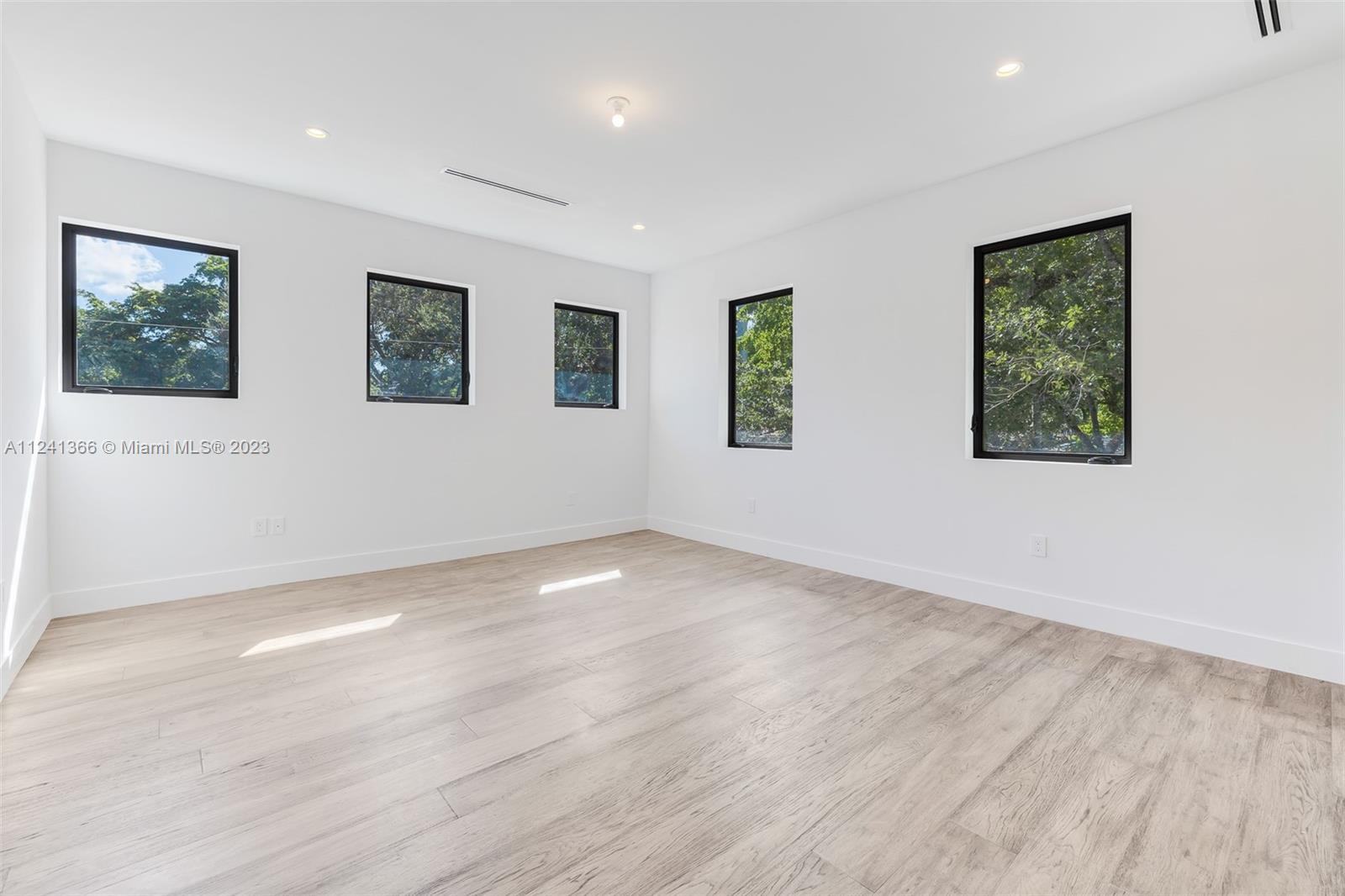CORAL GABLES RIVIERA SEC - Residential