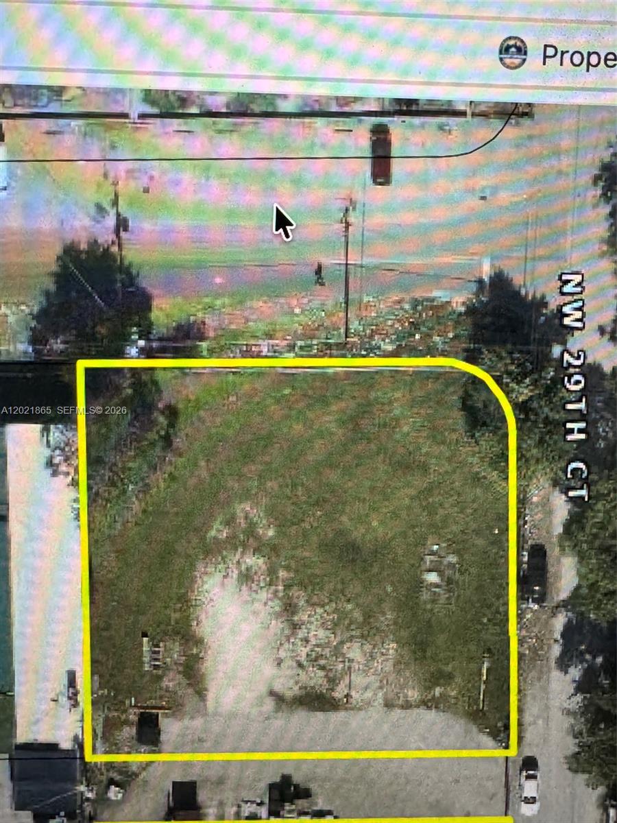 FOR RENT - Vacant LAND FOR RENT .LOCATION, LOCATION LOCATION! RARE 17,000 SQFT FENCED STORAGE YARD WITH EASY EXPRESSWAY ACCESS- PERFECT FOR YOUR BUSINESS. AVAILABLE MONTH TO MONTH.