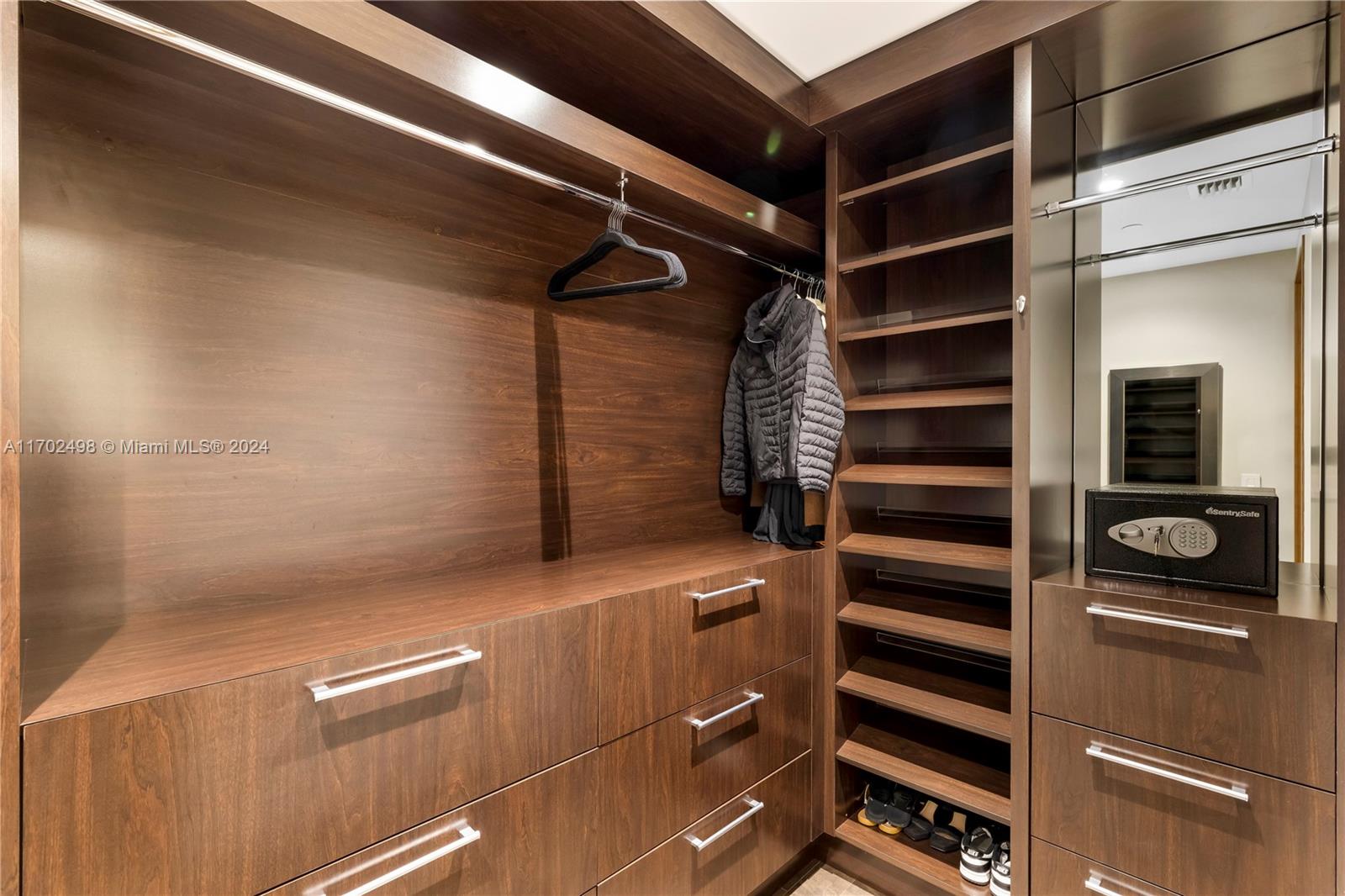 Four Seasons Residences - Residential