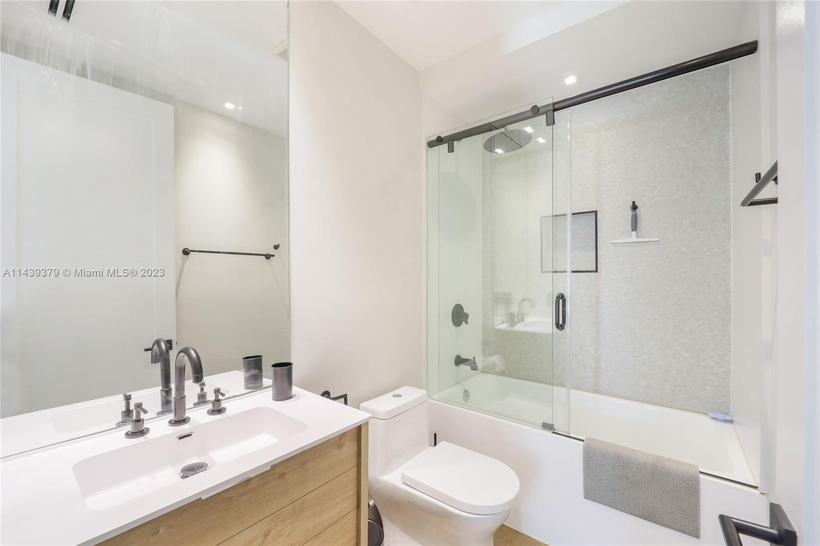 THE EMERALDBAY - Residential Lease