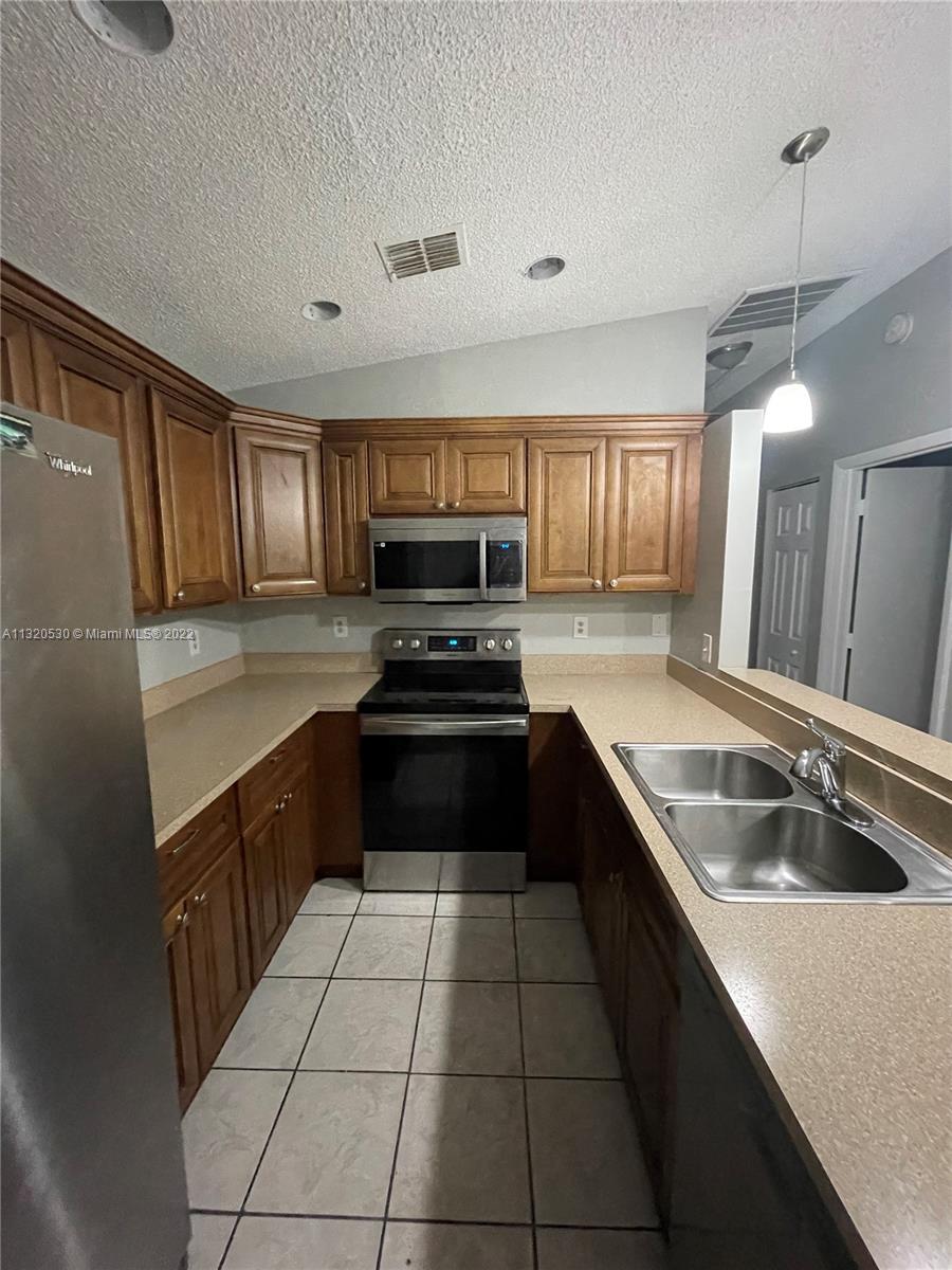 3/2 home features tile flooring throughout with laminate flooring in the bedrooms, a large screened in patio, washer and dryer. Spacious bedrooms and updated kitchen. Available for immediate occupancy, pets allowed