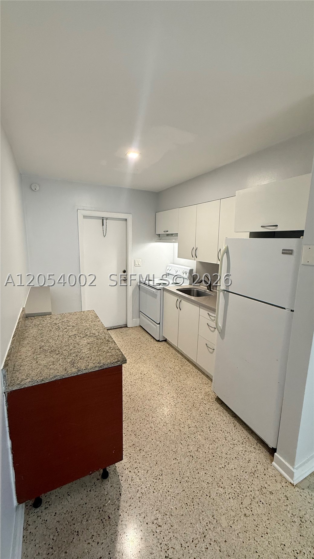 LAKESIDE ESTATES NO 2 - Residential Lease