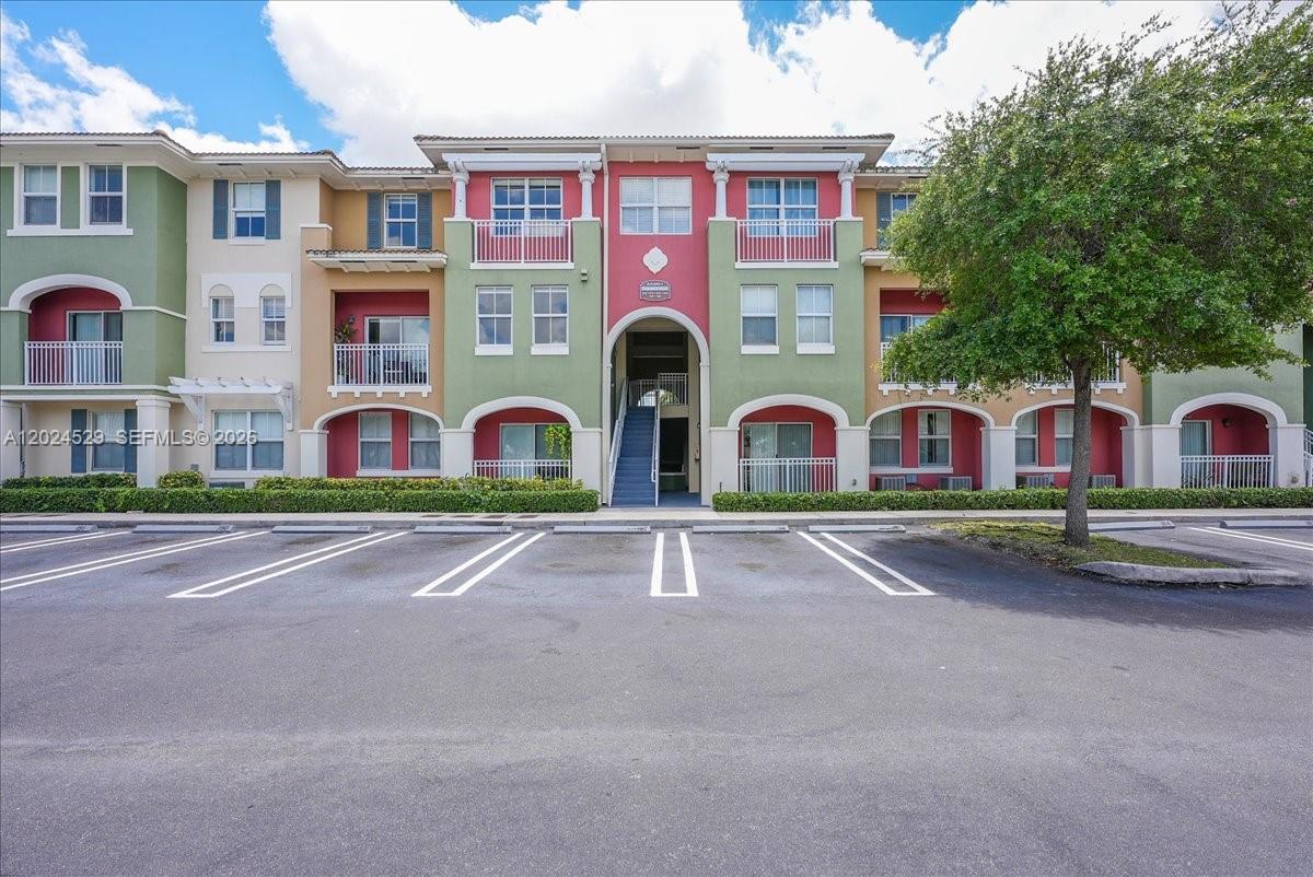 Exceptional opportunity in the heart of Doral!
Beautiful and spacious 3-bedroom, 2-bathroom first-floor unit featuring an open and functional layout, generous living and dining areas, and excellent natural light throughout. Perfect for comfortable living and easy access with no stairs.  Located in a highly desirable community close to excellent schools, shopping centers, restaurants, parks, and major highways. The perfect combination of location, comfort, and value. Attention investors! Excellent opportunity in one of Doral’s highest-demand areas.
Move-in ready and easy to show — don’t miss this incredible opportunity!