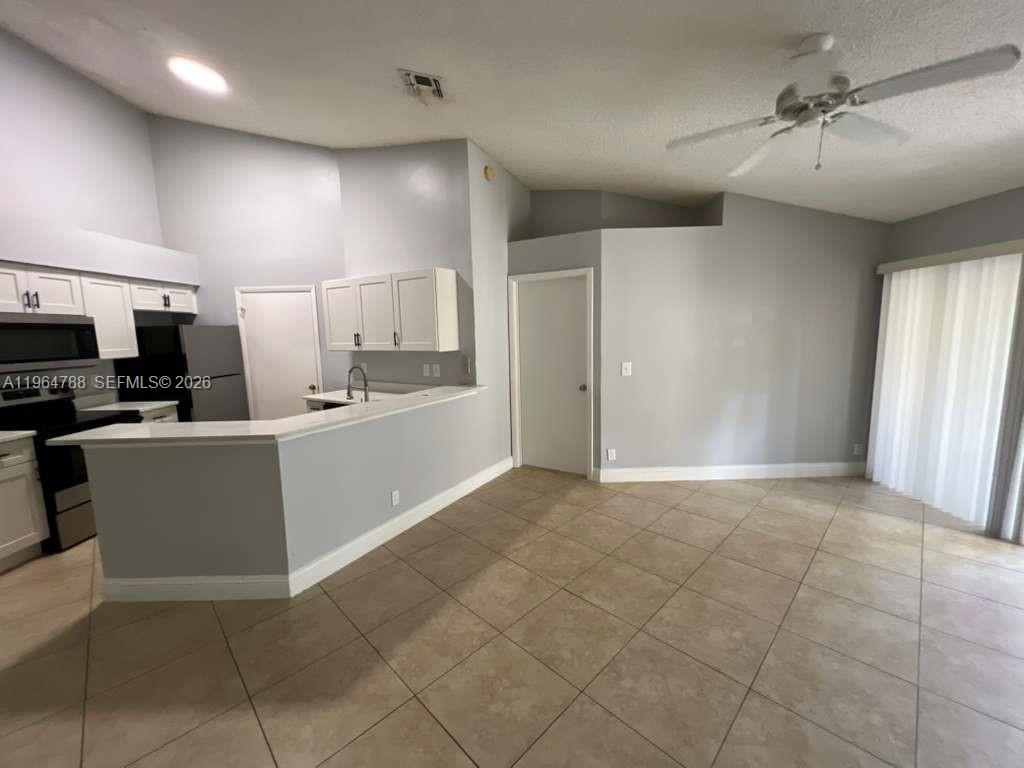 Spacious and bright 2/2 condo located on the top floor with beautiful vaulted ceilings. This unit features a washer and dryer, a newer AC unit, tile flooring and also recently upgraded bathrooms.

IN CONTRACT LEASE UNTIL 03/31/2027

Located in the desirable Summerbreeze community, residents enjoy great amenities including a pool, hot tub, and tennis court. Nicely maintained property with easy access to shops, dining, and main roads.

Don't miss the opportunity to make this charming condo your new home!

To apply for this rental, no prior evictions are accepted. Proof of income will be required. RAPID APPROVAL.

HABLAMOS ESPANOL
FALAMOS PORTUGUES