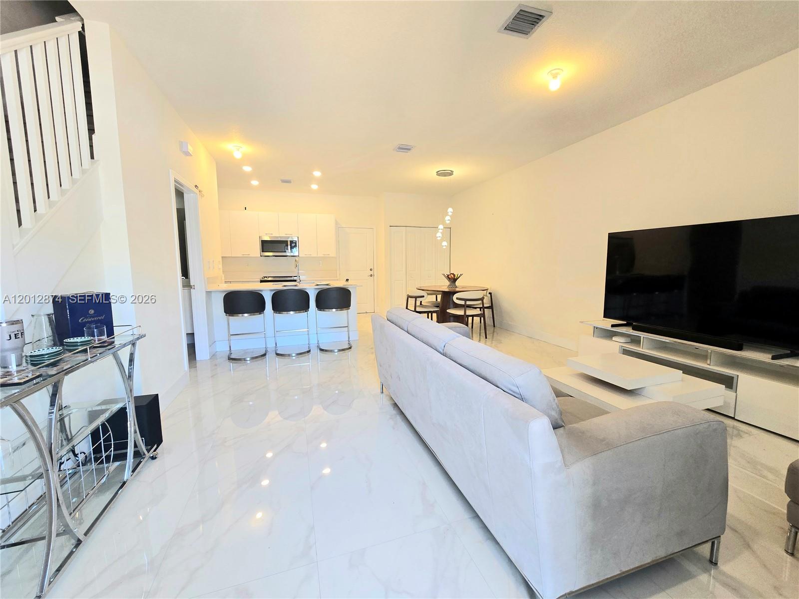 DOWNTOWN DORAL SOUTH PHAS - Residential