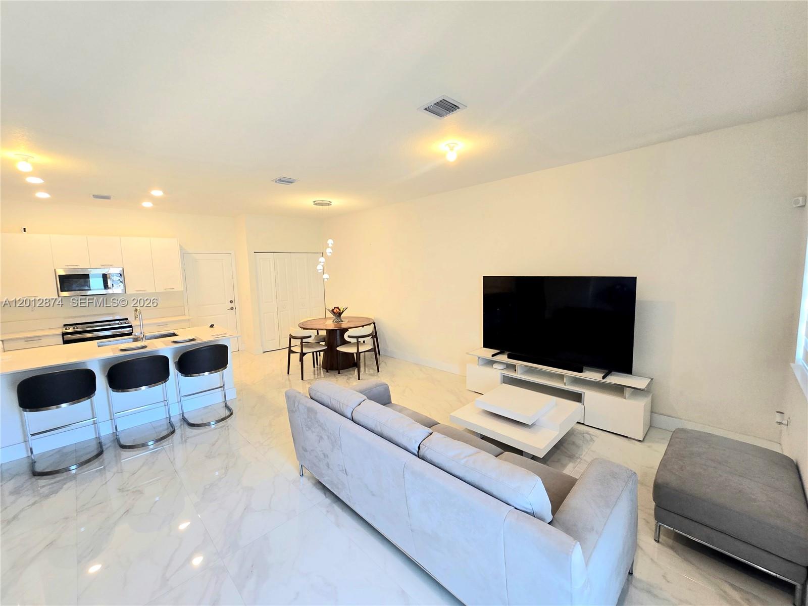DOWNTOWN DORAL SOUTH PHAS - Residential