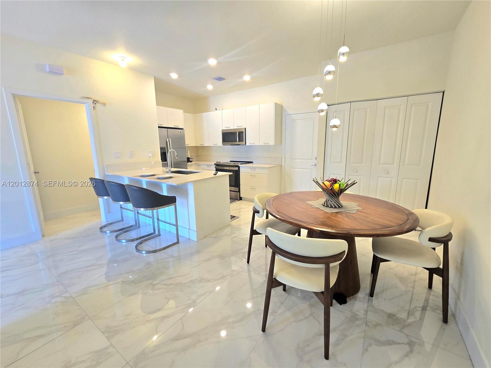 DOWNTOWN DORAL SOUTH PHAS - Residential