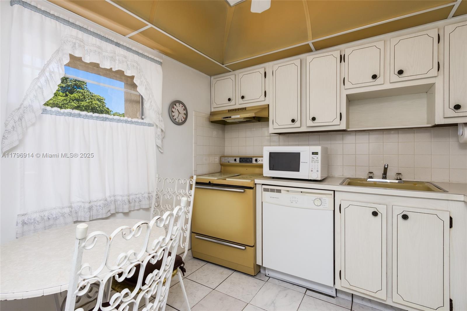 ORIOLE GOLF & TENNIS CLUB - Residential