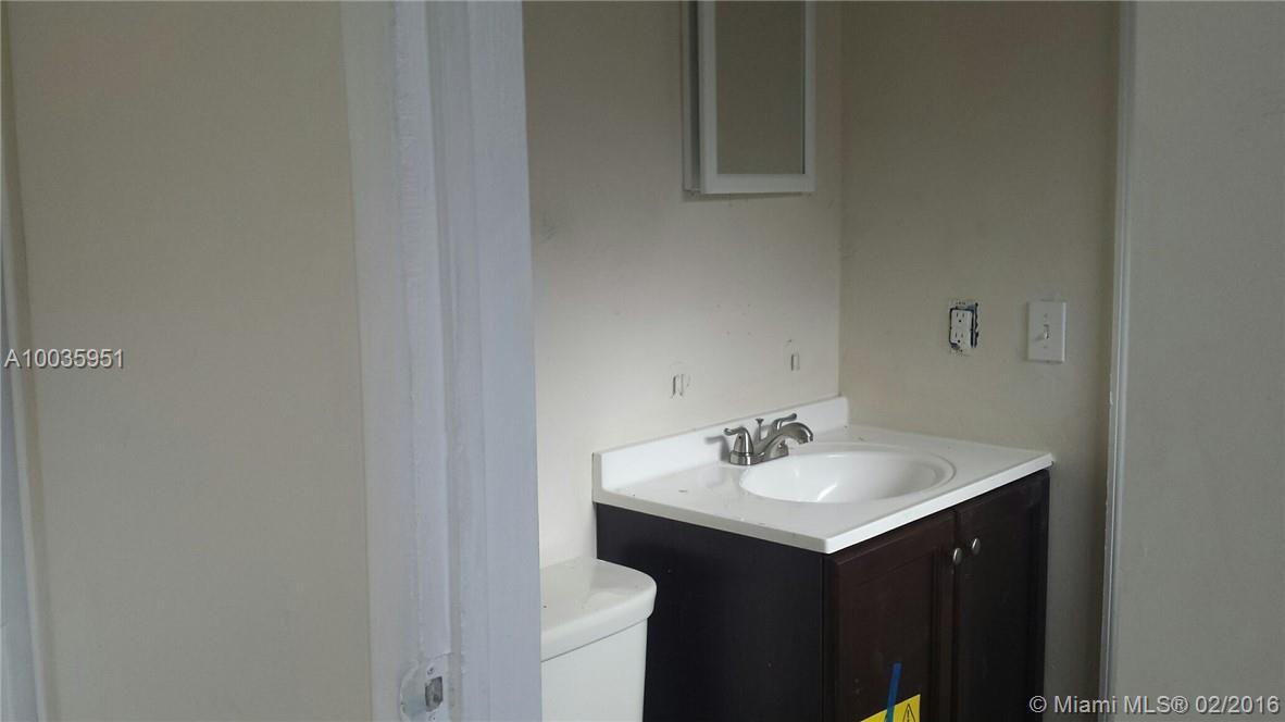 LAUDERALE MANORS - Residential Lease