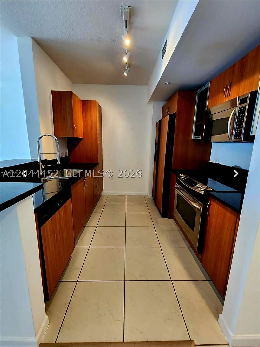 VENTURE AT AVENTURA EAST - Residential Lease