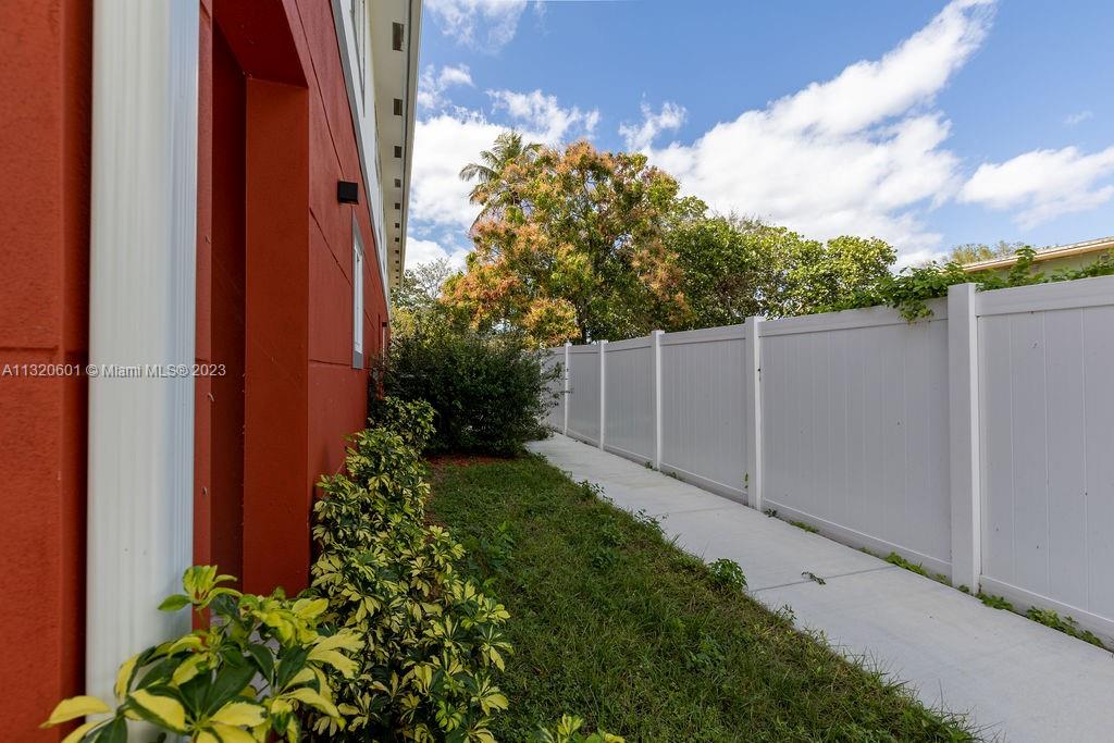 NORTH LAUDERDALE - Residential Income