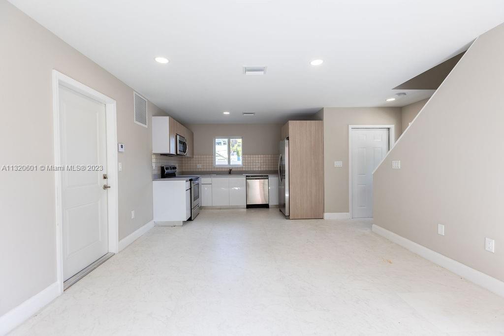 NORTH LAUDERDALE - Residential Income