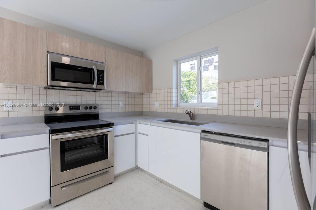 NORTH LAUDERDALE - Residential Income