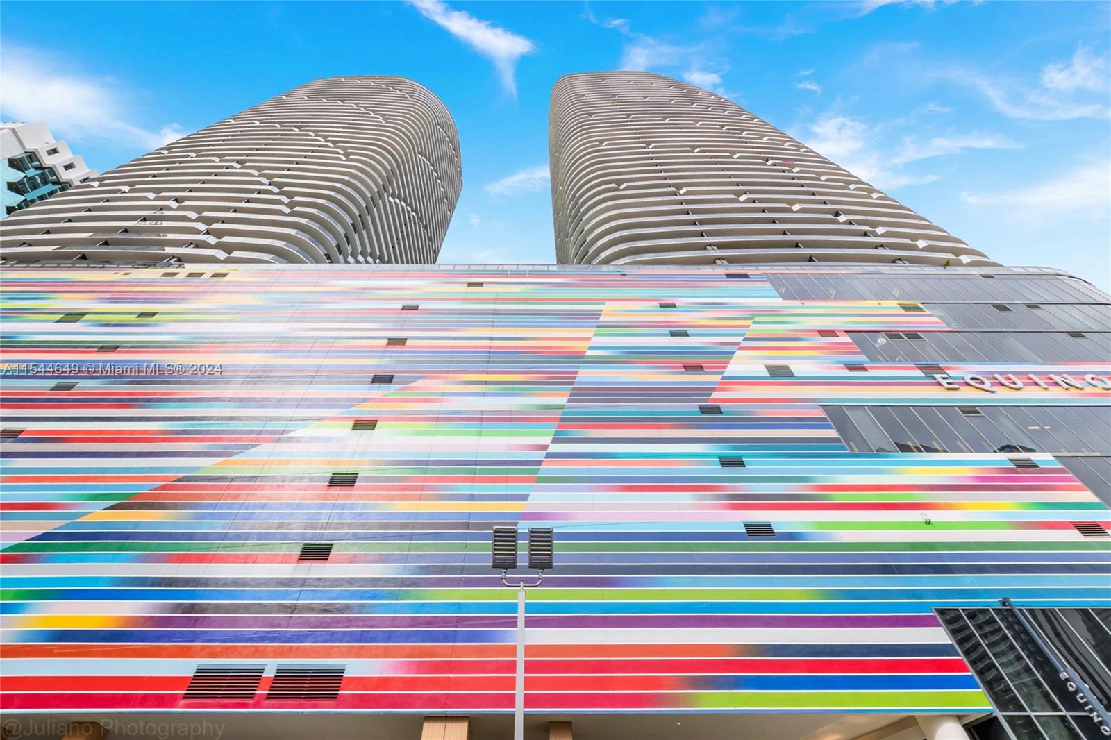 Fully furnished with state of art decoration this one bedroom plus an enclosed DEN with stunning view of Brickell City Centre. Close to everything (Metro, Metromover, Supermarket, retail stores, restaurantes and Miami's night life style. Luxury amenities, short term ok (30 days)