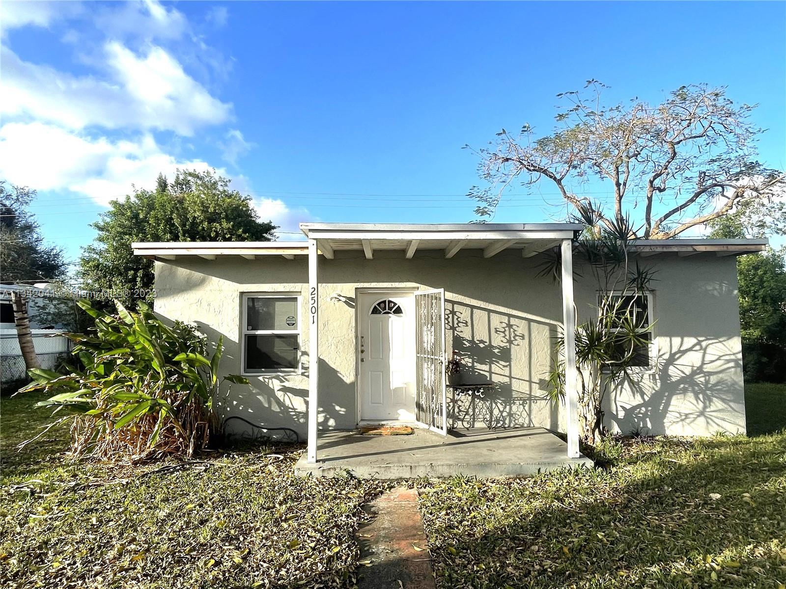 Blank canvas ready for your personal touches, Single family home with 2 bedrooms & 1 bathroom with a huge yard, perfect  for family with boat, RV or work truck. Close to major highways and shopping centers.