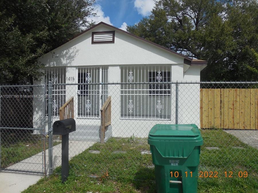Excellent Starter Home in Move In Condition.  Priced to sell, many extras include Central A/C, freshly painted, fully gated.  Easy to show and easy to sell.