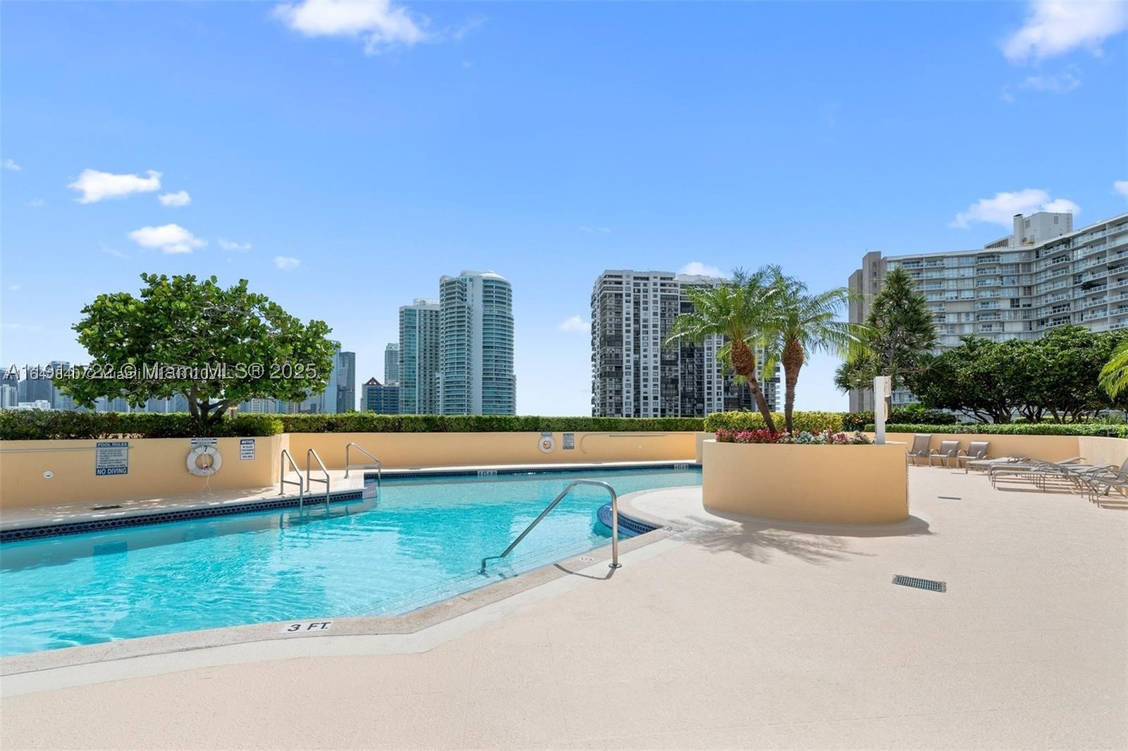 THE METROPOLITAN CONDO - Residential