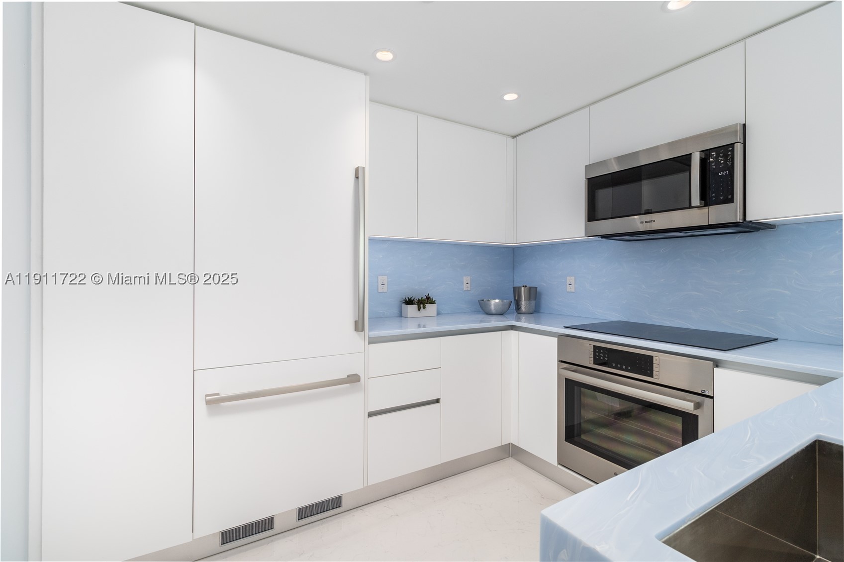 THE METROPOLITAN CONDO - Residential