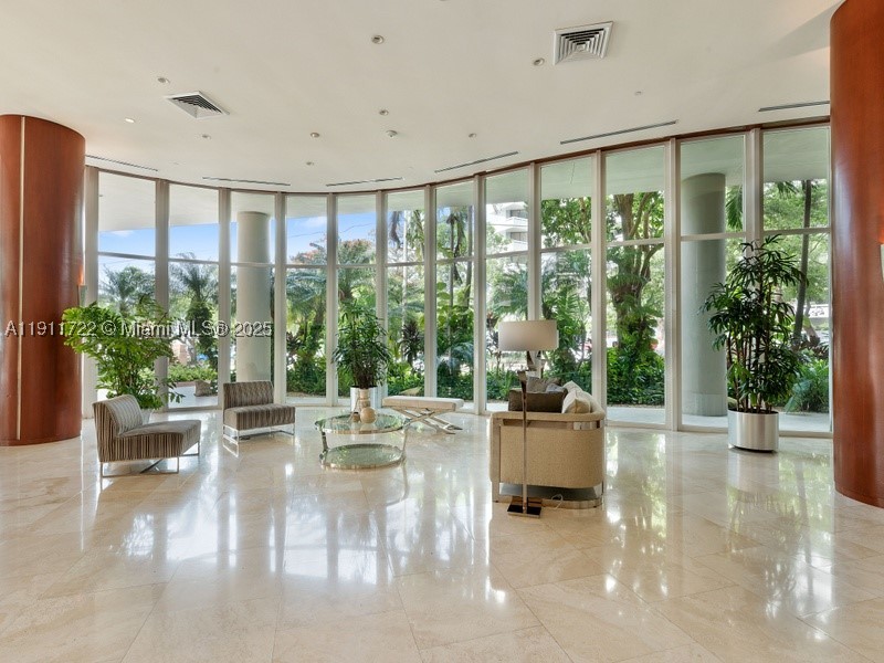 THE METROPOLITAN CONDO - Residential