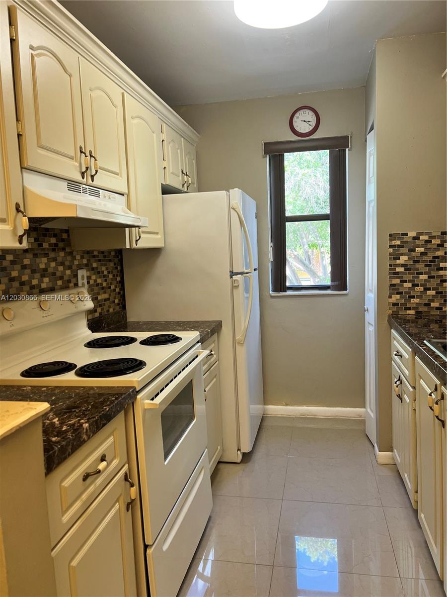 THE COURTS AT KENDALL CON - Residential Lease
