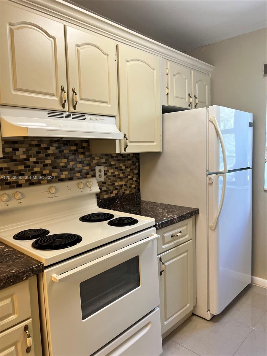 THE COURTS AT KENDALL CON - Residential Lease