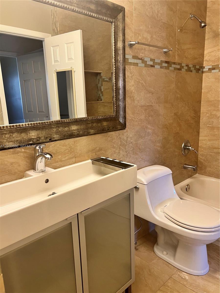 THE COURTS AT KENDALL CON - Residential Lease